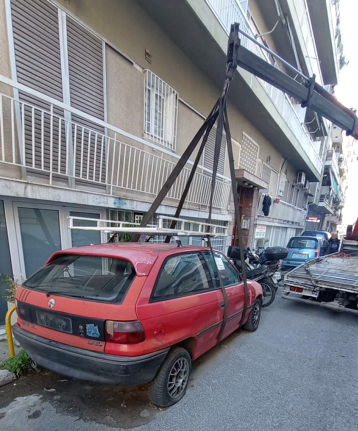 Συνεχίζονται οι απομακρύνσεις εγκαταλελειμμένων οχημάτων από τους δρόμους του Δήμου Ζωγράφου