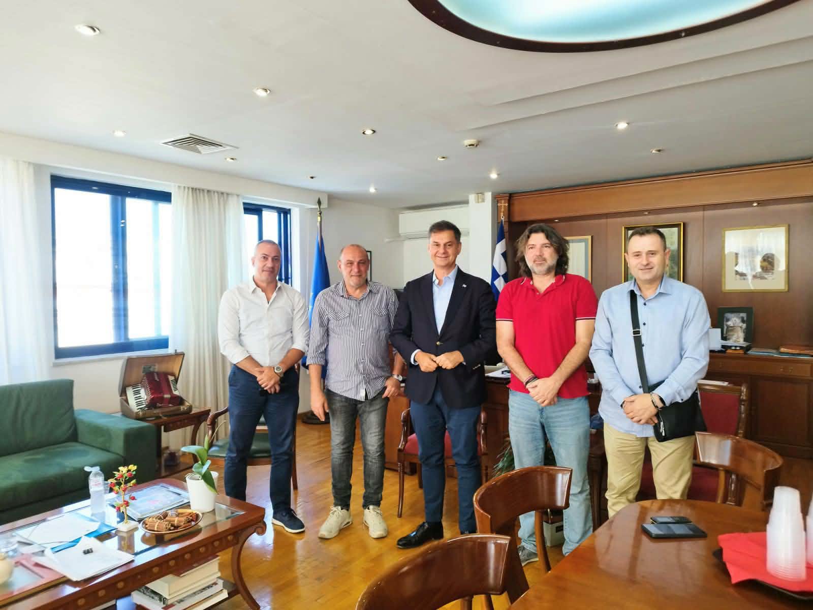 Θεσμική συνάντηση στο Δημαρχείο Ζωγράφου με τον Υφυπουργό Εξωτερικών Χάρη Θεοχάρη